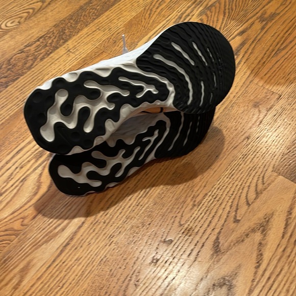 Nike, infinity Flyknit, mens size 8 - Picture 3 of 5